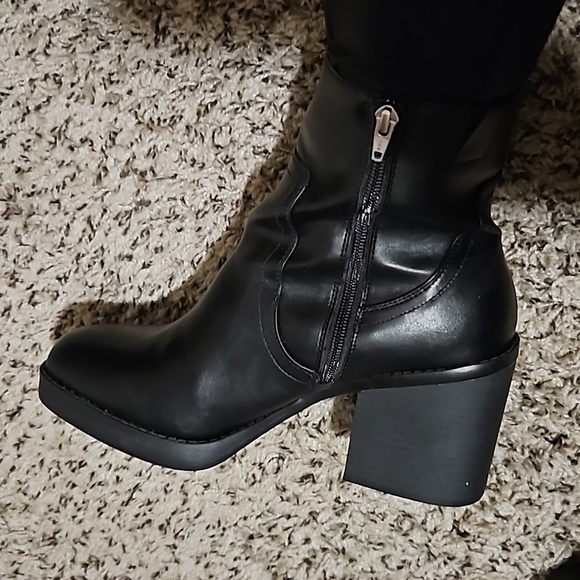 UNIVERSAL THREAD BLACK PLATFORM BOOTIES SIZE 12M - Picture 2 of 8